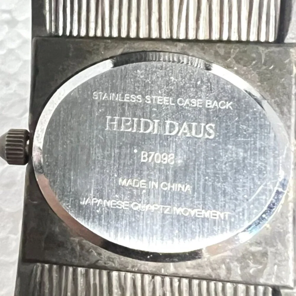 Heidi‎ Daus Womens Cuff Watch 87098 Hinged Crystal Jeweled Works New Batter - Picture 4 of 11